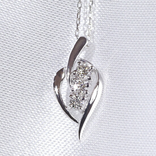 楽天市場】K10 0.06ct YG WG PG 胸元に優しいアクセント 三連