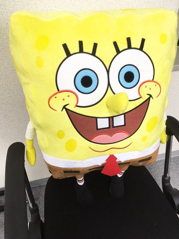 楽天市場 スポンジボブ ダイカットクッション クッション 背もたれ 子供 誕生日 かわいい キッズ アニメ キャラクター インテリア ベット ソファー アメリカ グッズ 枕 ぬいぐるみ ボブ スポンジボブグッズ コスプレ 抱き枕 アメコミ ギフト セレクト Shuku Shuku