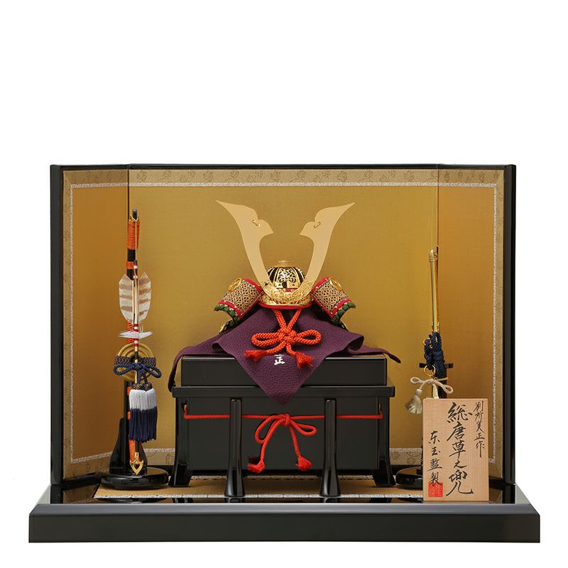 送料無料 豪華特典・サービス品付き 東玉監製 別所実正作 五月人形 6号兜 金屏風・木製平台飾り 【新総唐草】 〈5月人形出し飾り 兜平飾り 甲冑飾り 兜セット お節句飾り 端午の節句 菖蒲の節句 初節句祝い 子供の日 五月五日 5月5日〉|人形の鈴勝