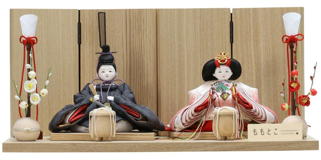 送料無料　 雛匠東玉　雛人形　ももとこシリーズ　衣装着親王飾り　木製平台飾り　【すみうめ・草木染】　 〈お雛様 お雛さま おひな様 お雛飾り お内裏様 雛祭り 三月三日 3月3日 初節句 初節供 桃の節句 上巳の節句 衣裳着人形 二人飾り 2人飾り 殿姫飾り〉
