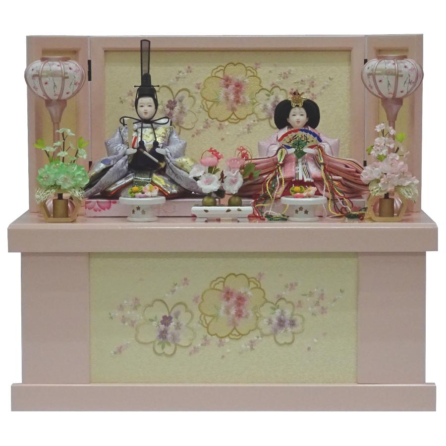 送料無料　 秀山作　雛人形　衣裳着親王　木製収納台(刺繍小花桜・ベビーピンクラメ塗り)飾り　芥子親王(刺繍衣装・極上本頭)　コードレス雪洞　 〈お雛様 おひな飾り お殿様 お姫様 雛祭り 衣裳着雛人形 ひな人形 親王飾り 収納タイプ 収納飾り〉