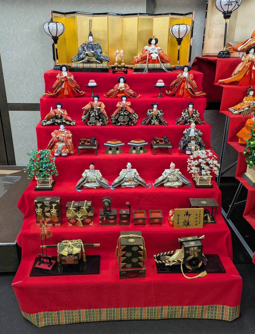 【まこちゃんさん専用】東玉作 「王朝絵巻」 大宮人飾り 七段飾り 内閣総理大臣賞 楽天市場】送料無料 東玉作 雛人形 大宮人 衣装着十七人揃い 緋毛氈