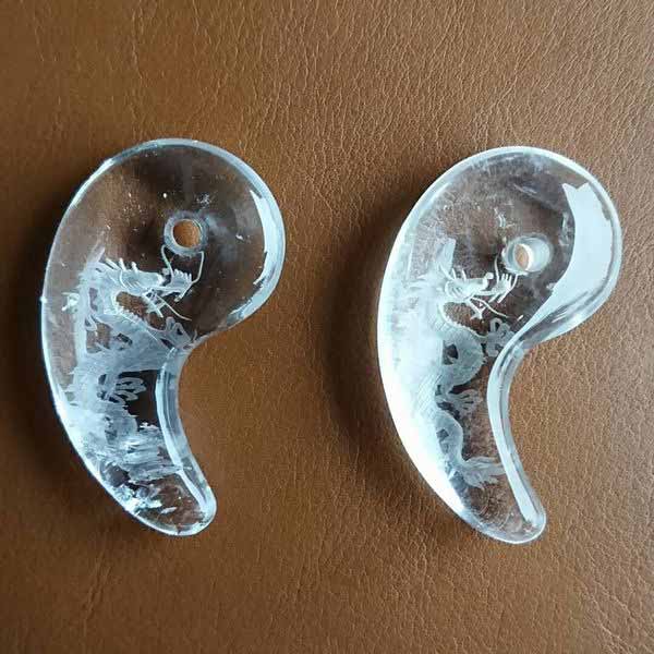 ビーズ アクセサリー用品 アクセサリー道具 材料 手芸 ハンドクラフト コレクション 勾玉 天然水晶 特大 龍 浅彫り 日本古来より伝わる装身具 魔除け 邪気祓い 天然石 水晶独特の模様 色の濃淡 手彫り 1つとして同じものなし 手作業生産|Tre Fiore