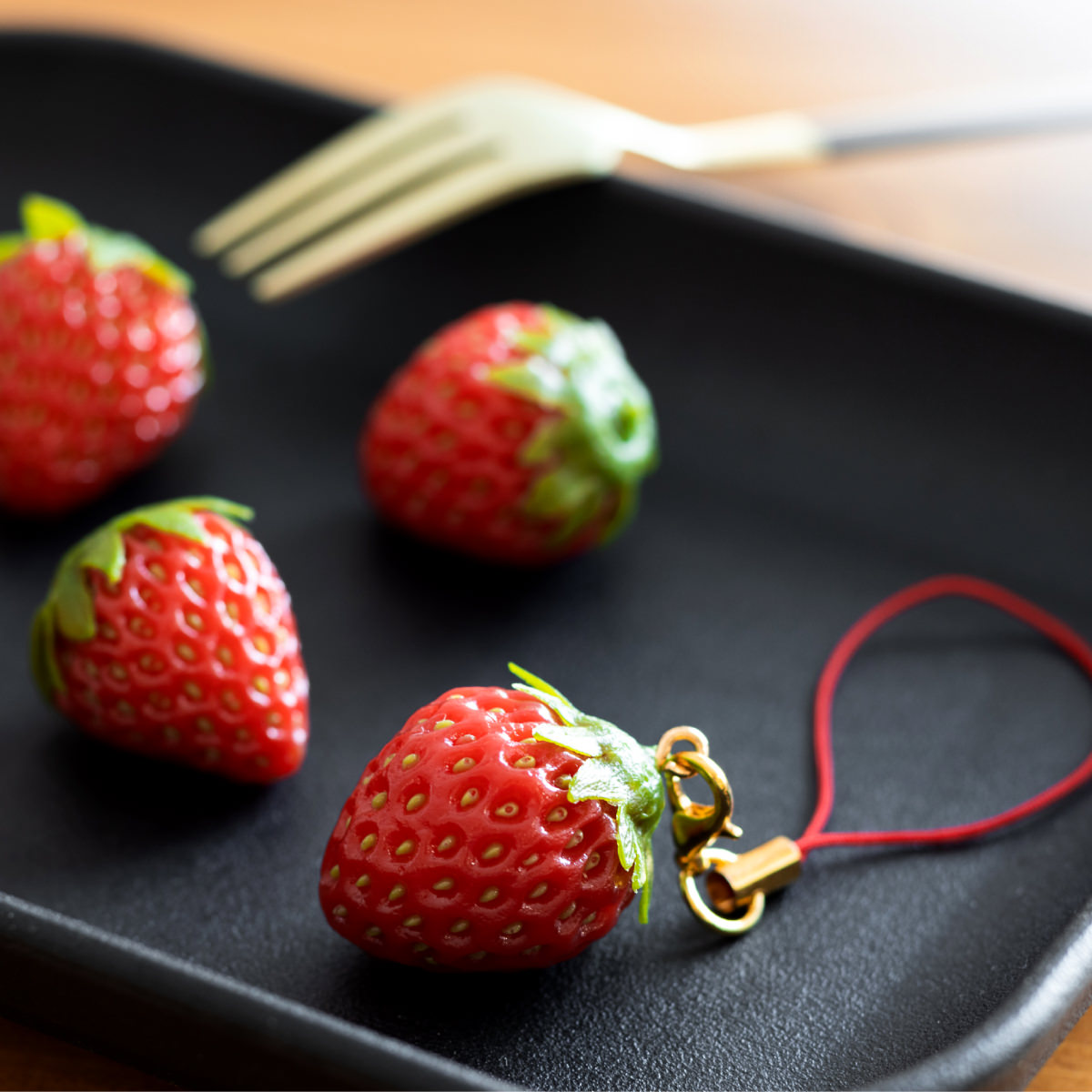 ストラップ 食べられない いちご ミニ ｜苺 イチゴ キーホルダー ファスナー チャーム 食品サンプル サンプル レプリカ 見本 見本品  造花 フェイク 店舗 装飾 ディスプレイ 置物 インテリア 小物 撮影 写真撮影 ギフト プレゼント 食べれません taberemasen ...