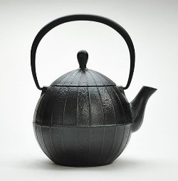 鉄瓶 胡桃 0.7L Kurumi 南部鉄器 南部鉄瓶 壱鋳堂 鉄分補給 直火 ガス火 工芸品 国産 日本製 伝統工芸 ケトル 鉄やかん 鉄製 健康 和食器 プレゼント ギフト 贈り物 贈物 安い おしゃれ お手頃