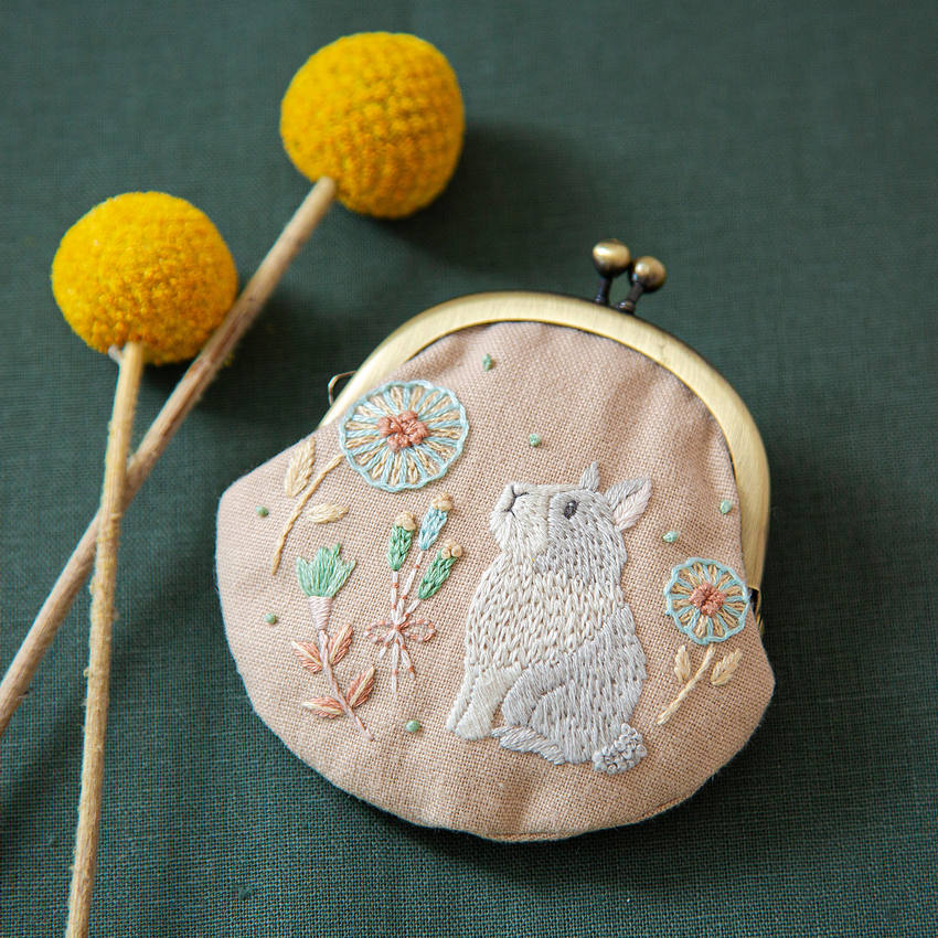 森と動物の物語のがま口ポーチ　手刺繍　ハンドメイド 森と動物の物語のがま口ポーチ 手刺繍 ハンドメイド - メルカリ
