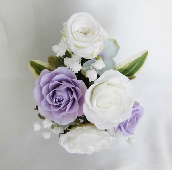 楽天市場 花器付 小さな 仏花 悠 白と紫のバラのプリザーブドフラワー Pw イタリアギフトvigo