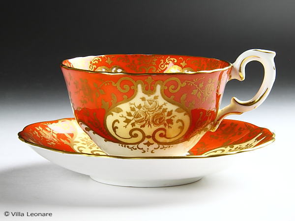 【ジャケット冠 スタッフォードシャー】オレンジ色＆皮膚軟化剤 エナメルのフローラルブーケ 優勝杯＆平円盤