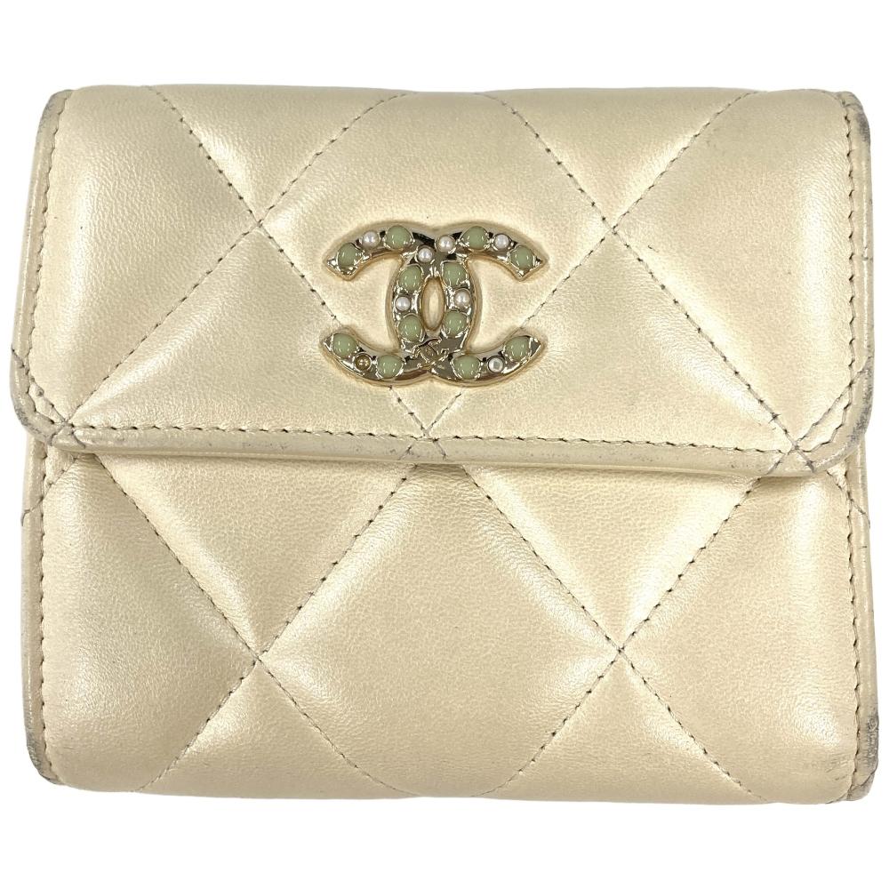 シャネル CHANEL マトラッセ  三つ折り紙入れ 子ヒツジ人はだ AP2809 白いこと ゴールド金具 ココパール レディース【中古】