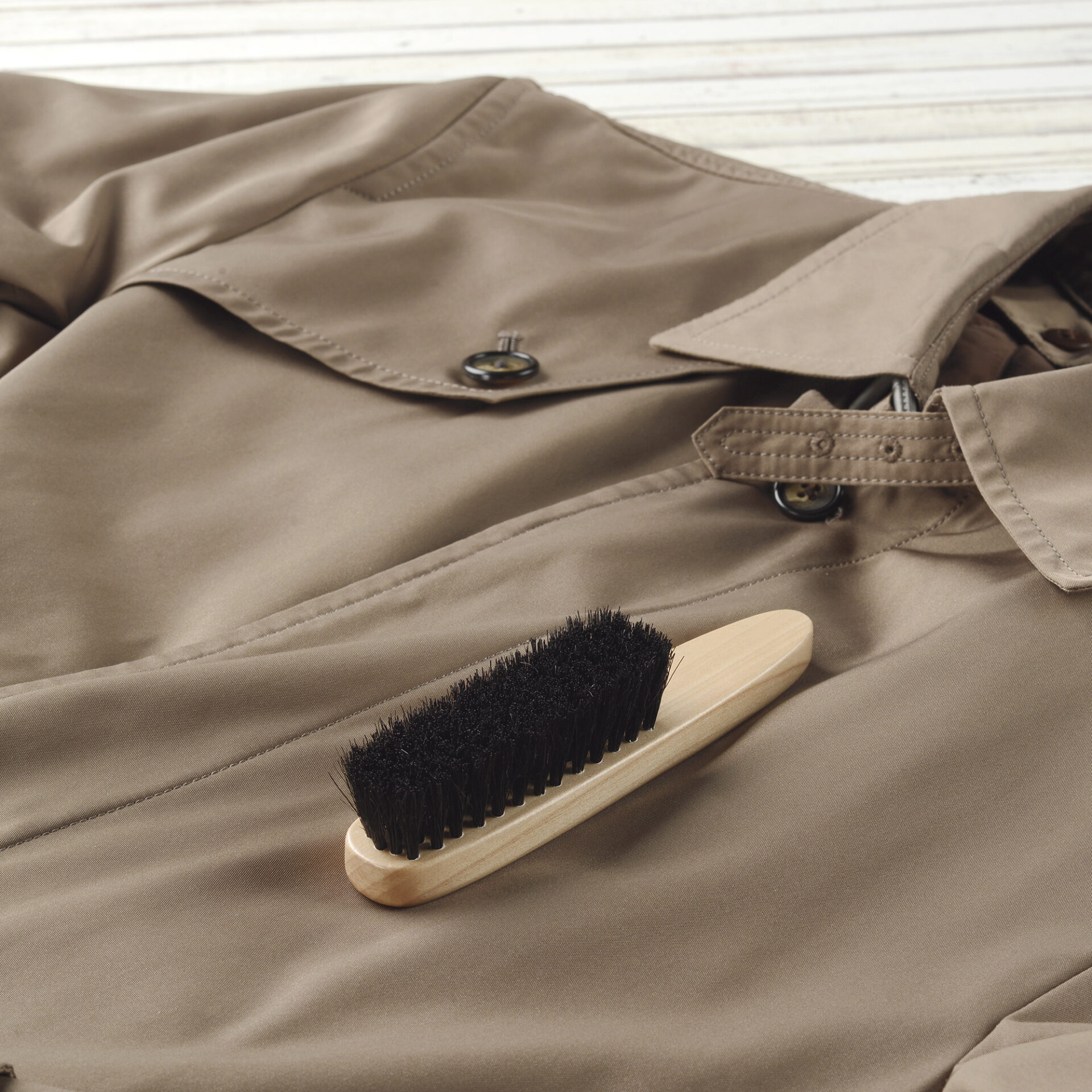 洋服ブラシS　お出かけ先でも身だしなみには手を抜かず。持ち手は木製、毛は豚毛の本格派　お客様への粗品・景品　靴関連景品　【名入れ可能商品　別途費用】