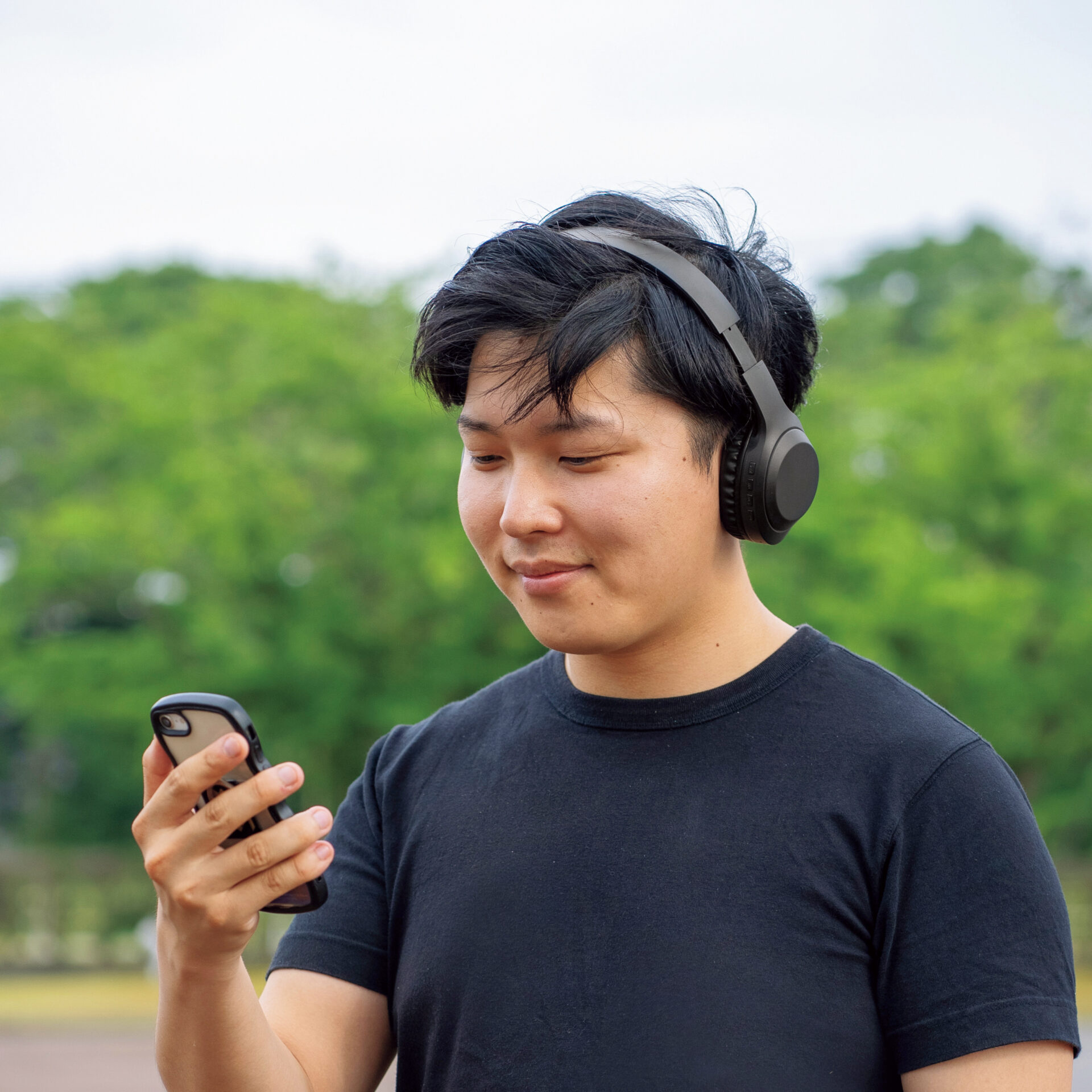 ワイヤレスヘッドホン　ワイヤレスで屋外でも音を楽しむ。折りたためて持ち運びもラク。ＭicroSDカードや有線でも使用できます　【名入れ可能商品　別途費用】