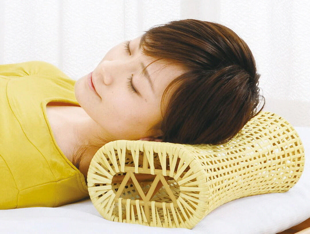 籐枕　頭や首に優しくフィットする眠りやすい　安定感のある形状。お昼寝に最適の籐の枕は頭に最もフィットするカーブを人間工学の観点から考えました。熱がこもらず丈夫で軽量　良質の籐素材を使用した手づくりの逸品