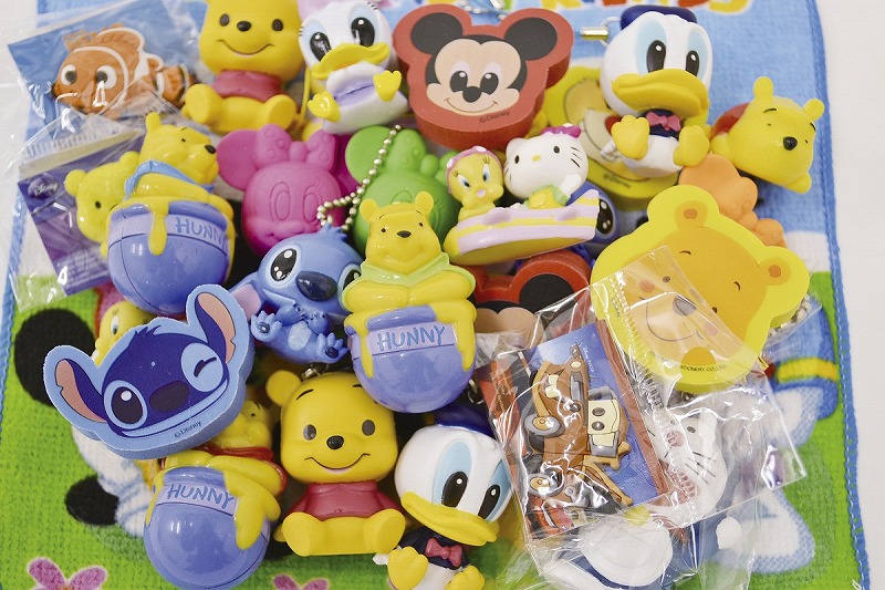 カプセルトイ　ガチャカプセル48ｍｍ　キャラグッズ入り　100個セット販売　ガチャガチャカプセル　景品カプセル　おもちゃ　販促品　※カプセルに入った状態での納品となります