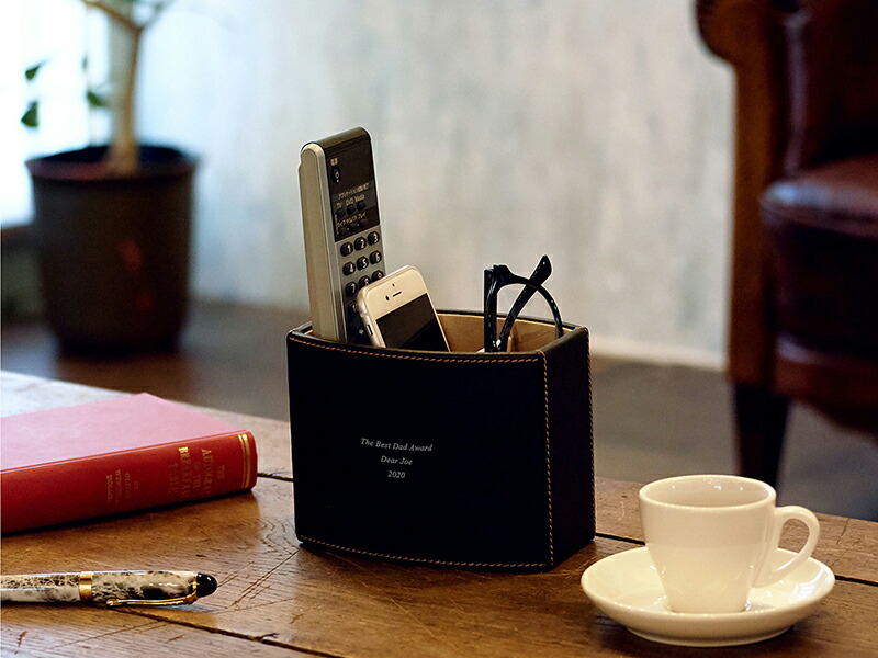 メッセージ名入れ到来物 リモコン幸せ 生まれでる平均太陽日付届け オシャレ 男の人効用 亭主持ち用 祝儀 退任お祭 おじいちゃん 祖 敬老の日 父さん 格納 小物入れ メガネ箱 記憶貫禄 眼鏡立て 書きもの立て 喜ばれる 還暦祝い 氏名初っ端 贈り物 黒いこと 字母入れ 幣物