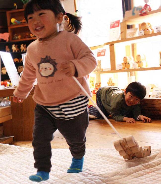 木製玩具 ランキング 木のおもちゃ 車 日本製 赤ちゃん 日本グッド トイ受賞おもちゃ はいはいから歩き始めの動作を促す歩き始めのプルトーイ 引っ張る 名入れ対応 出産祝い 手押し車 カタカタ おもちゃ 1歳 2歳 誕生日 送料無料 十二輪車 ロングタイプ