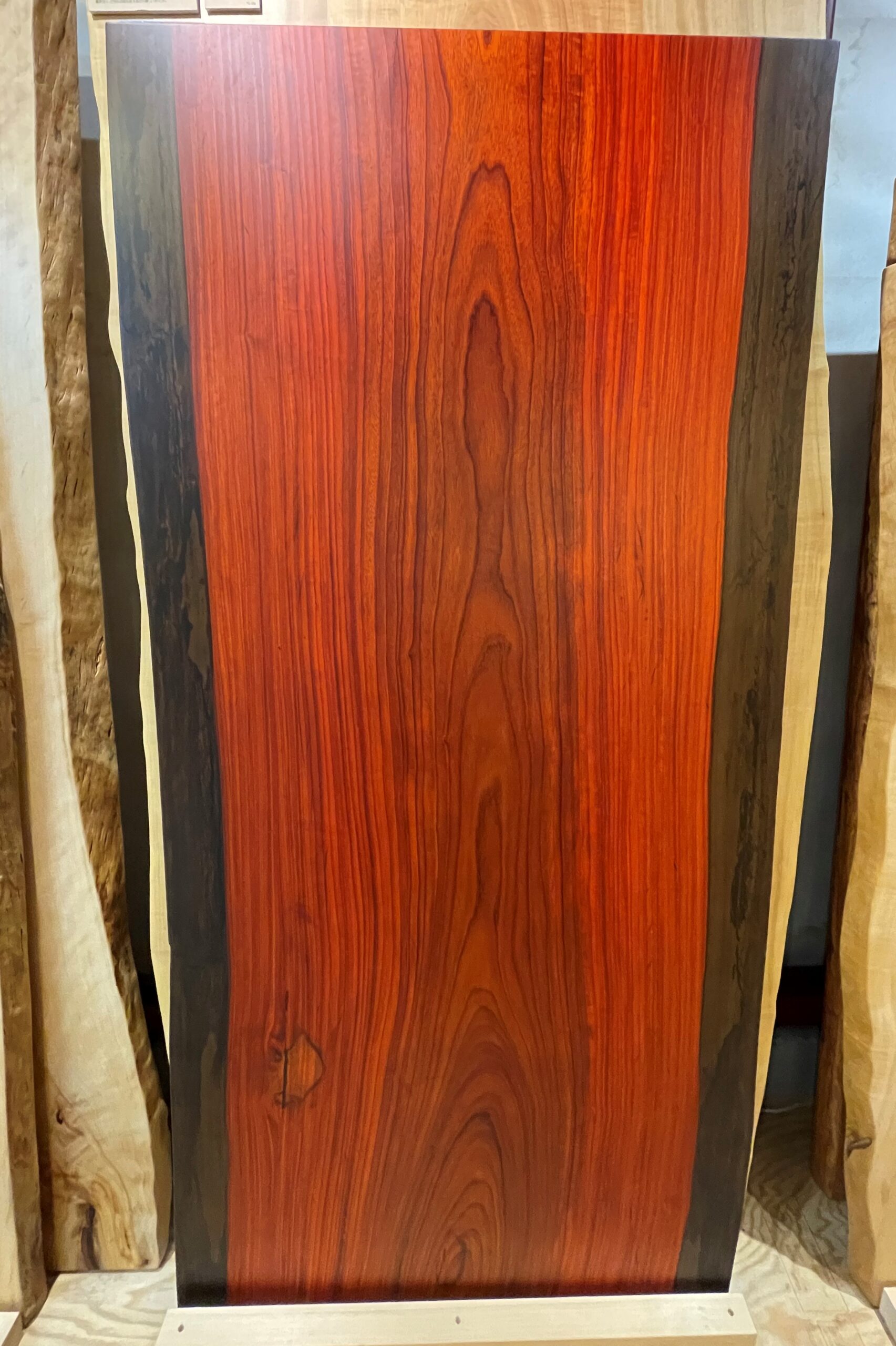 一枚板テーブル パドック 無垢 天然木 W1850×D880~900mm 天厚58mm 白太染色・セラウッド塗装 黒色アイアン兼用脚付き 1点物 kwn-te-326|ぐっはび生活 店