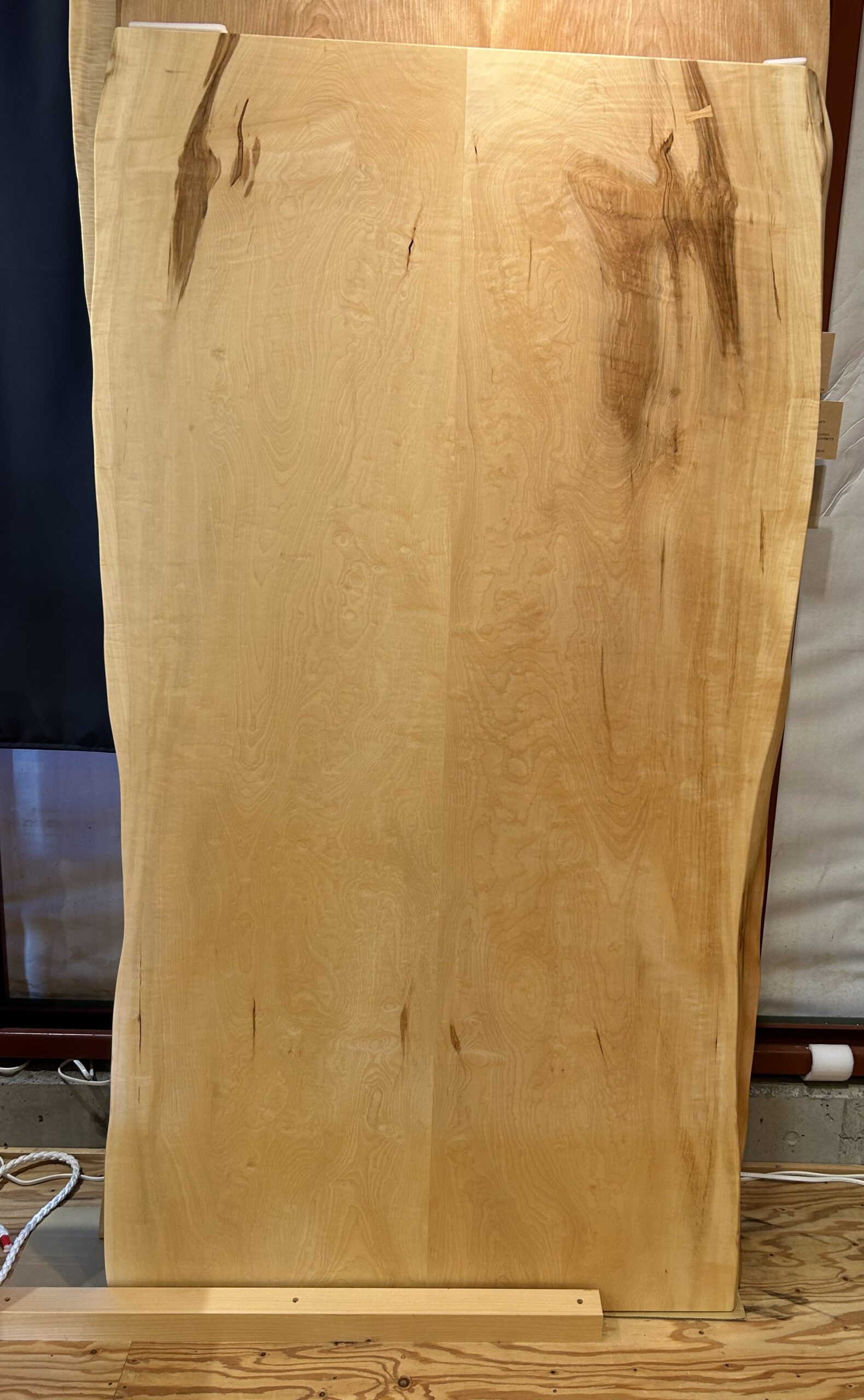 【天然木】栃（トチ）一枚板風 ブックマッチ オイル塗装仕上げ 1800&times;890?980mm 厚さ37mm 無垢材 ダイニングテーブル デスク 作業台 黒色アイアン脚（兼用脚）付き kwn-te-357｜ぐっはび生活　店