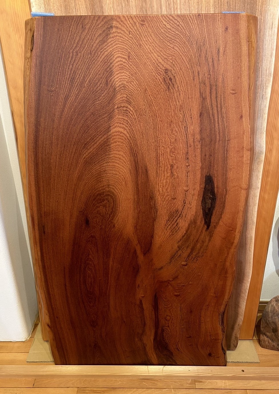 一枚板テーブル 欅（ケヤキ） 無垢 天然木 W1210&times;D550~690mm 天厚50mm セラウッド塗装 黒色アイアン2WAY兼用脚付き 1点物 kwn-te-450｜ぐっはび生活　店