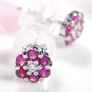 K18WG フラワーモチーフ ルビー ダイヤモンド ピアスルビーピアス ダイヤピアス ジュエリー ホワイトゴールド フラワーピアス 花ピアス 可愛いピアス 7月 送料無料 品質保証書 ギフト プレゼント|GOODLUCK jewelry