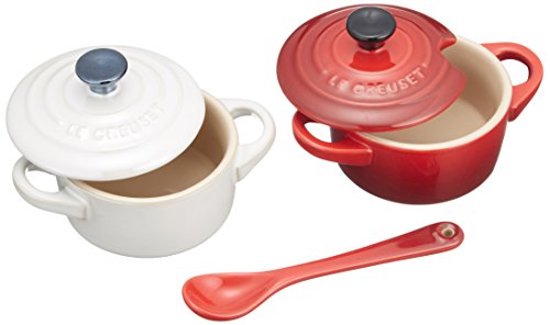 ルクルーゼ(Le Creuset) 耐熱容器 ペアプチココット (スプーン付き) チェリーレッド ホワイトラスター 耐熱 耐冷 電子レンジ オーブン 対応 結婚祝い 記念日 ブライダル ギフト プレゼント 引出物 日本正規販売品