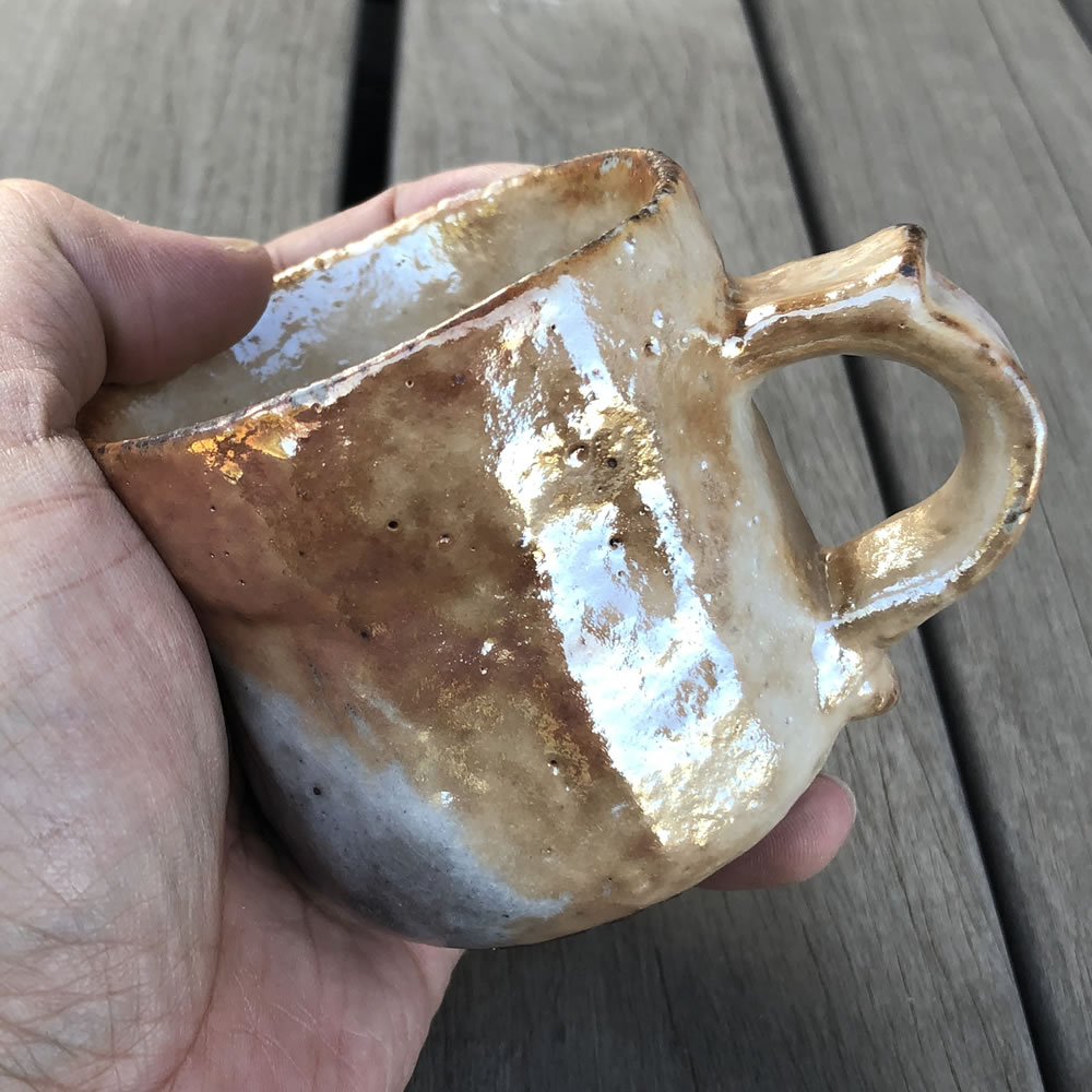 金志野に代表される金色に輝く窯変陶器 作家 毛塚作二郎作 益子の地で焼かれる 黄金 金色に輝く窯変陶器 コーヒーカップ 珈琲器 作家 丹波焼き Levelseven