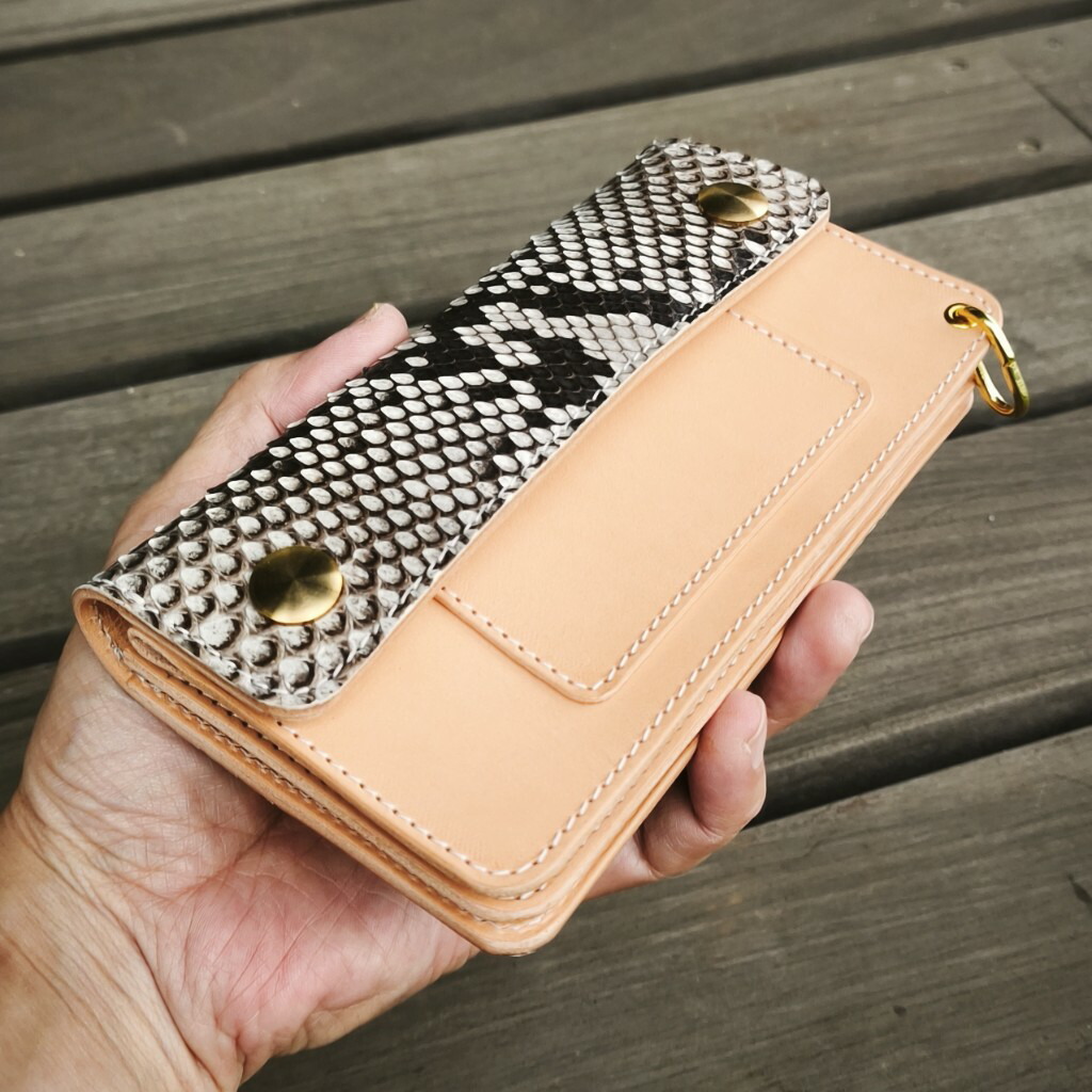 【JUST175/一万円札を折らずに入れられる限界サイズ175mm】トラッカーウォレット/スマートロングウォレット 本革ダイヤモンドパイソン×生成りのヌメ革ベースのオイルレザー ナチュラル 日本製 真鍮ホック LEVEL7|LEVELSEVEN