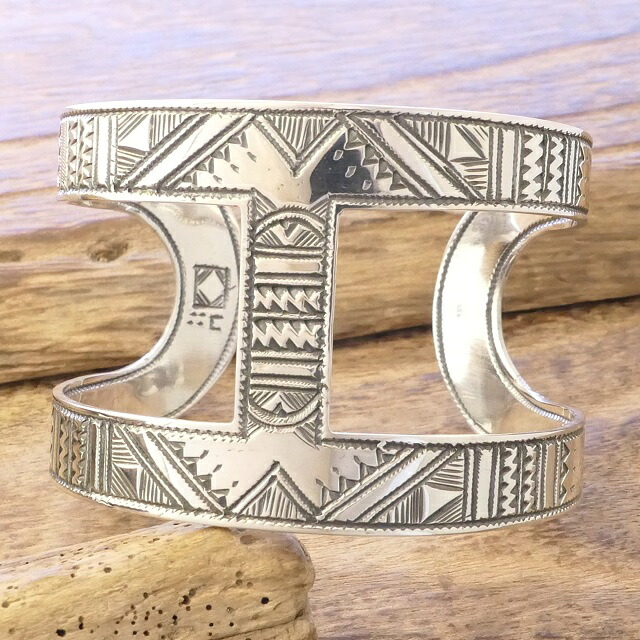 Tuareg Silver(トゥアレグ シルバー) ワイド H バングル メンズ レディース シルバー トゥアレグ族 サハラ砂漠 遊牧民 アフリカ ハンドメイド ジュエリー 手彫り ファッション ブランド アパレル おしゃれ TA-255 【送料無料】【１点もの】