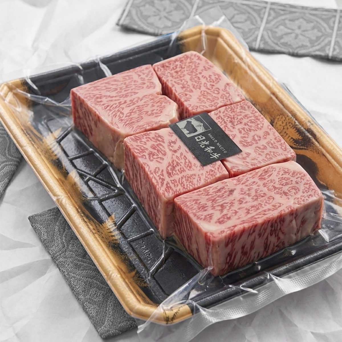 日光和牛 肩ロース（日光産とちぎ和牛）2cm厚さ ミニステーキ 300g 【冷凍】きめ細かい霜降り 旨みが強いA5クラス使用（ギフト・お歳暮・お祝い・贈答）