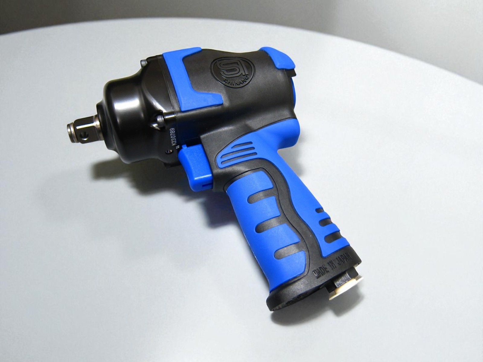 SI-1600CBL　インパクトレンチ　SHINANO 限定モデル　 SHINANO 12.7mm角 ブルー 　 信濃機販　送料無料 19,272円