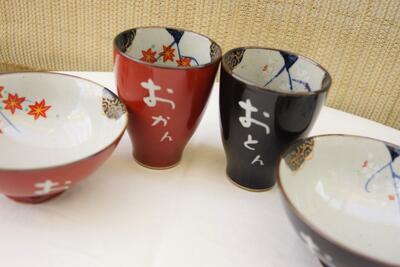 有田焼 【和花カップ&茶碗 ペア おとん&おかん】 夫婦茶碗 引き出物や、両親贈答、引っ越し祝いに♪ 【楽ギフ_包装】【楽ギフ_包装選択】【楽ギフ_メッセ入力】|オリジナルギフト&雑貨 Gracias