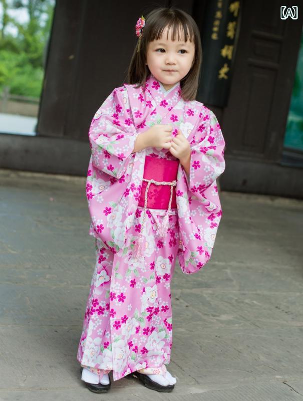 御嬢さん 浴衣 御召しもの 愛くるしげ お祝い事 火工品市民大会 晴れ晴れしい 和風 花柄 赤いこと サクラ色
