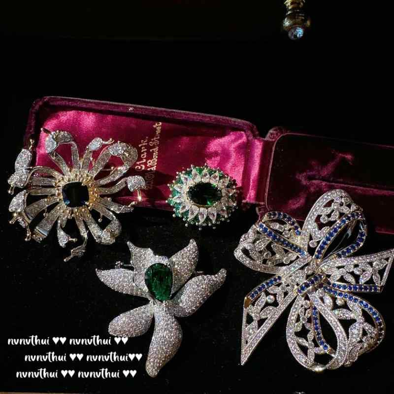 ブローチ おしゃれ ピンバッジ コサージュ アクセサリー ジュエリー レトロ 18K ゴールド メッキ アクアマリン ジルコン エンチャントレス ジェム フラワー サザビーズ シルバー｜Grams店