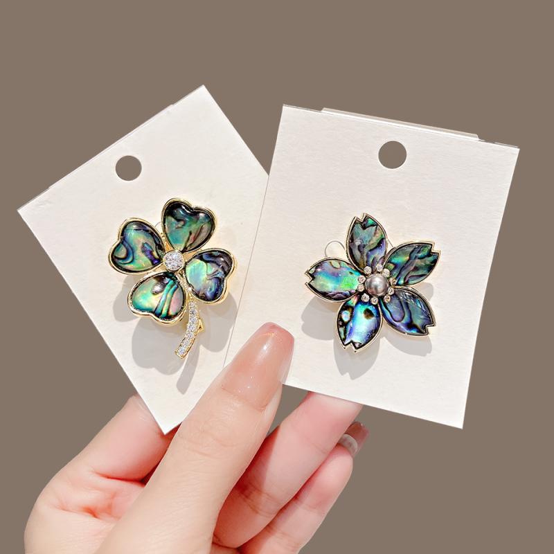 ブローチ おしゃれ ピンバッジ コサージュ アクセサリー ジュエリー レディース レトロ 四つ葉 クローバー シンプル 花 グリーン ブルー