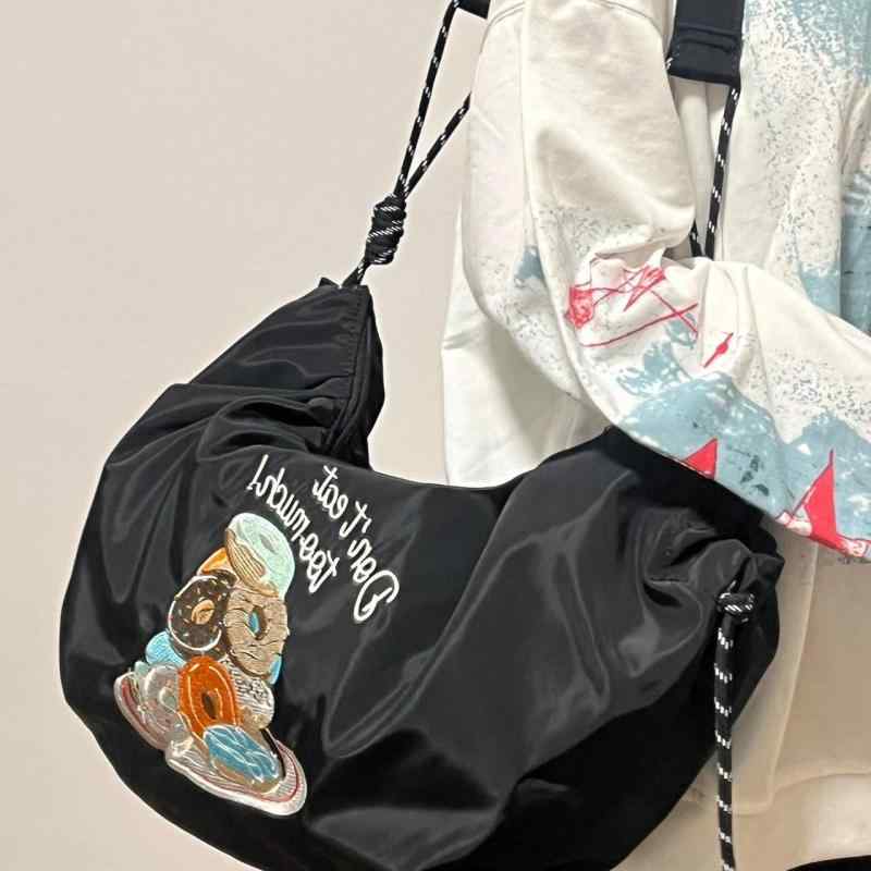 バッグ レディース 鞄 刺繍 秋 カジュアル 斜めがけ ナイロン キャンバス 大容量 通勤 ブラックピンク