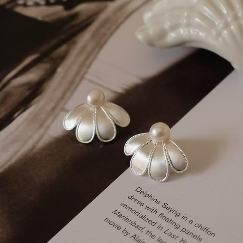 かすみ草　パールブロンピアス　ハンドメイド かすみ草パールブロンピアス | liqui