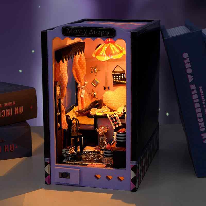 DIYミニチュアハウス ブックスタンド リトルウィッチズダイアリー 手作り組立式 3D 木製 知育玩具 模型 フィギュア 置物 インテリア コレクション 大人向け 誕生日プレゼント