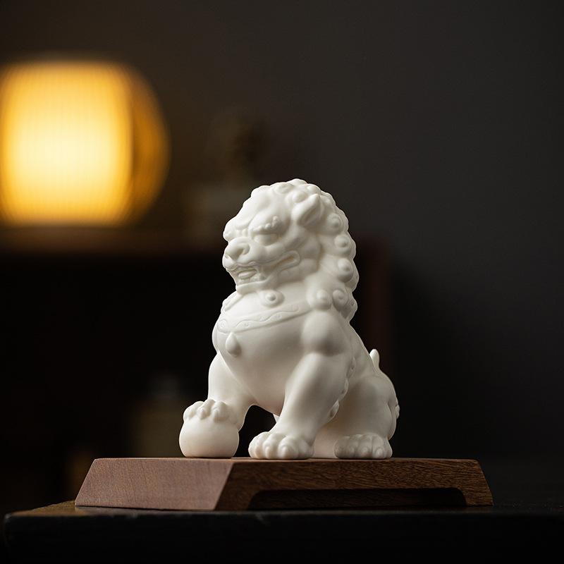 飾りつけ 百獣の王 百獣の王 瀬戸もの 白磁 開運 招福 縁起物 風水 ラッキーアイテム 今めかしい 今めかしい 室内装飾 部屋の入り口 リビング 卓上 学習机 バス発着場 執務室 開店祝賀会 営造祝賀会 差し上げ物