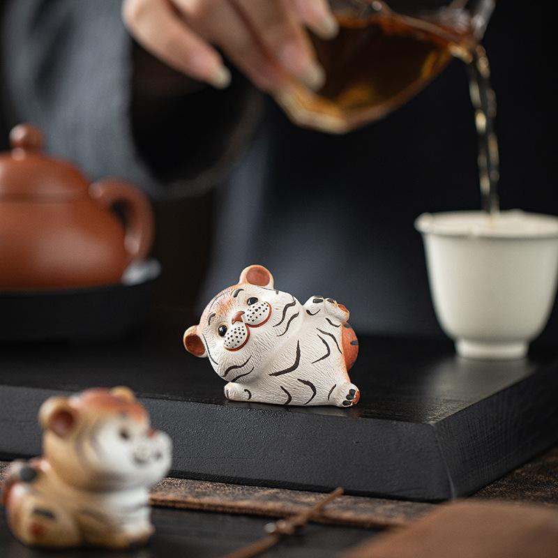 茶寵 紫砂 虎 置物 精巧 ユニーク デザイン 金運 招福 縁起物 ラッキーアイテム オブジェ 茶器 茶道具 茶卓 インテリア 飾り 中式スタイル リビング 書斎 デスク 玄関飾り ギフト 贈り物