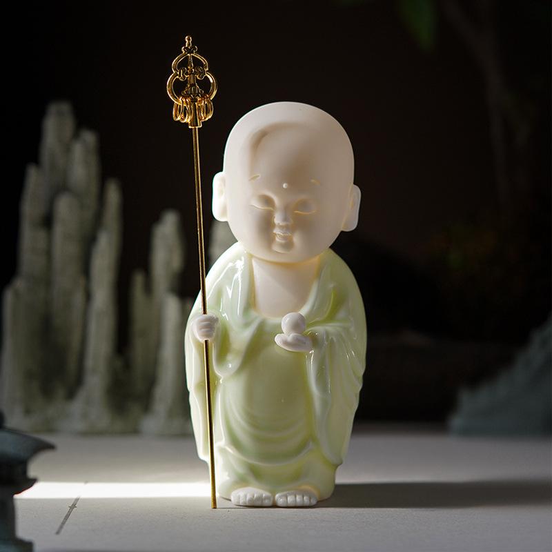 置物 禅風 杖持ち 小僧 白磁 青磁 陶磁器 工芸品 ユニーク おしゃれ かわいい 癒やし インテリア 玄関 リビング 卓上 デスク 和室 書斎 和モダン オブジェ 家庭用 装飾品画像