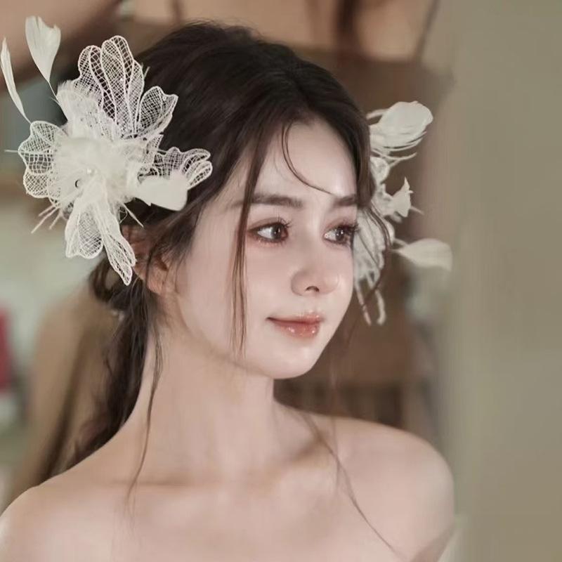 ブライダル ヘッドドレス 花嫁 ウェディング 結婚式 披露宴 前撮り ハンドメイド レース フェザー 花モチーフ ヘアクリップ 高級感 ナチュラル 森ガール風 フェアリー エレガント サイドクリップ 髪飾り