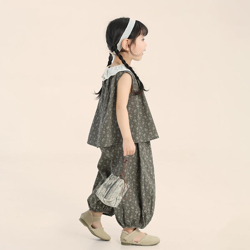 子供服 女の子 ガールズ セットアップ 上下セット 夏物 小花柄 ノースリーブ 襟付き ブラウス クロップドパンツ 9分丈 薄手 軽量 綿 コットン 柔らかい 韓国風 カジュアル ライトブラウン ベージュ