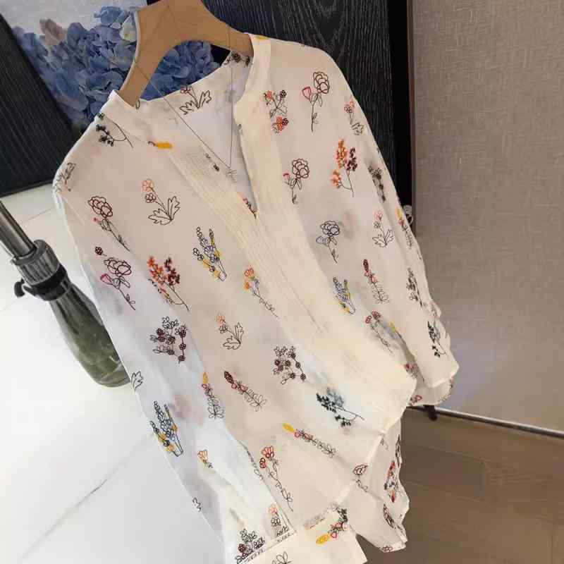 ブラウス レディース 軽量 薄手 夏 若見え フレンチ リゾート風 カラフル 立体刺繍 長袖 花柄 Vネック プルオーバー ゆったり ビッグシルエット チュニック丈 清潔感 甘め ナチュラル ホワイト アイボリー