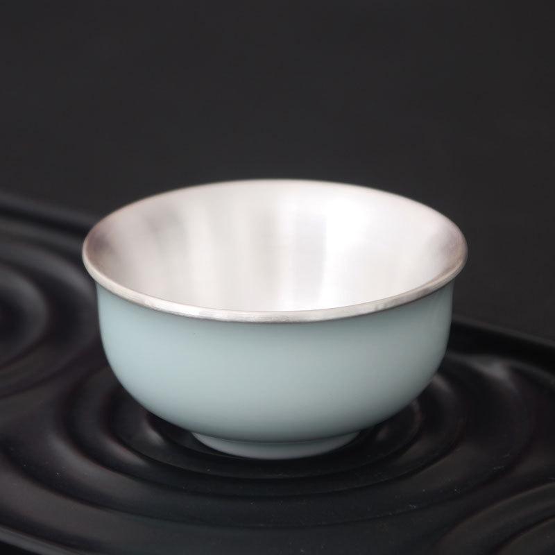 湯呑み 純銀999 瀬戸もの内蔵 槌目 手作り 約50ml 茶器 茶碗 優勝杯 ぐい呑み 和今めかしい 茶道 見舞い客用 日常使い走り 雅びやか 新名文 御前上等感