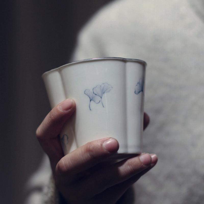 マグカップ 杏と銀白のハナカイドウ柄 陶磁器 釉下彩 手描き ハンドペイント 大容量 コーヒー ティー ドリンクカップ マイカップ 普段使い 来客用 温かい飲み物 中華風 オリエンタルモダン 上品