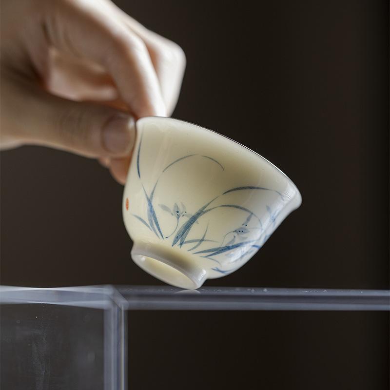 湯呑み 染付 手描き 銀縁 上質磁器 薄造り 茶碗 功夫茶器 単品 中華風 モダン 来客用 茶道用 工芸品 ブルー ホワイト シルバー エレガント 高品質 日常使い 普段使い