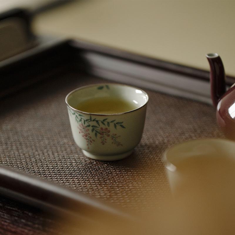 茶杯 小ぶり ぐい呑み 景徳鎮 陶器 精巧 上質 手描き 釉下彩 藤の花 花柄 果実色 青釉 銀縁 和風 おしゃれ 工芸品 中国茶器 来客用 普段使い プレゼント