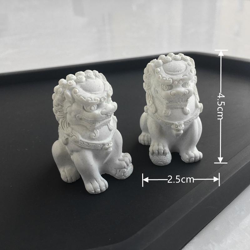 置物 ライオン 獅子 ミニ コンパクト セメント製 石像風 モダン 中華風 アジアンテイスト 卓上オブジェ 玄関 リビング 水槽 盆栽 庭園 アクアリウム テラリウム 造景 開運 魔除け 縁起物 風水 グッズ ホワイト グレー レッド