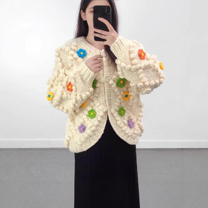 カーディガン レディース ハンドメイド風 かぎ針編み ニット 立体ポンポン 花柄刺繍 デザイン インスタ映え ショート丈 ラウンドネック 長袖 ビスコース混 厚手 フェミニン カジュアル かわいい 普段使い お出かけ