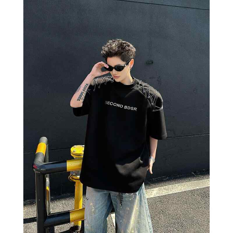 Tシャツ メンズ 男性用 ダーク系 個性的 デザイン チェーンストラップ飾り ショルダーパッド 半袖 クルーネック スリムフィット ポリエステル 防シワ カジュアル ストリートファッション ロゴ レター