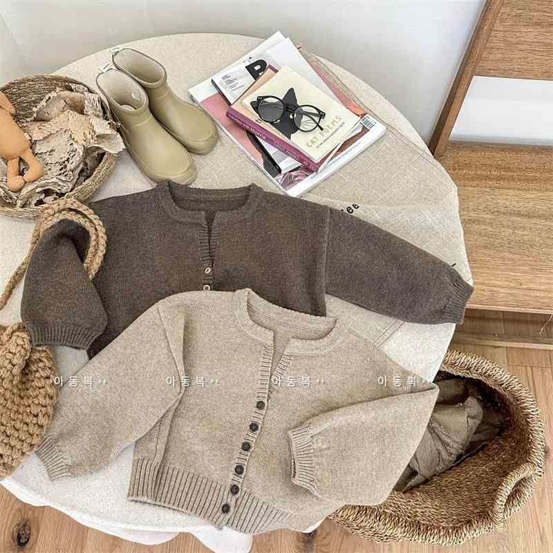 ニットカーディガン 子供 男の子 女の子 森ガール風 ナチュラル シンプル 無地 長袖 前開き 丸首 クルーネック フードなし コットン 綿 柔らか加工 アウター 羽織り デイリーユース ブラウン カーキ